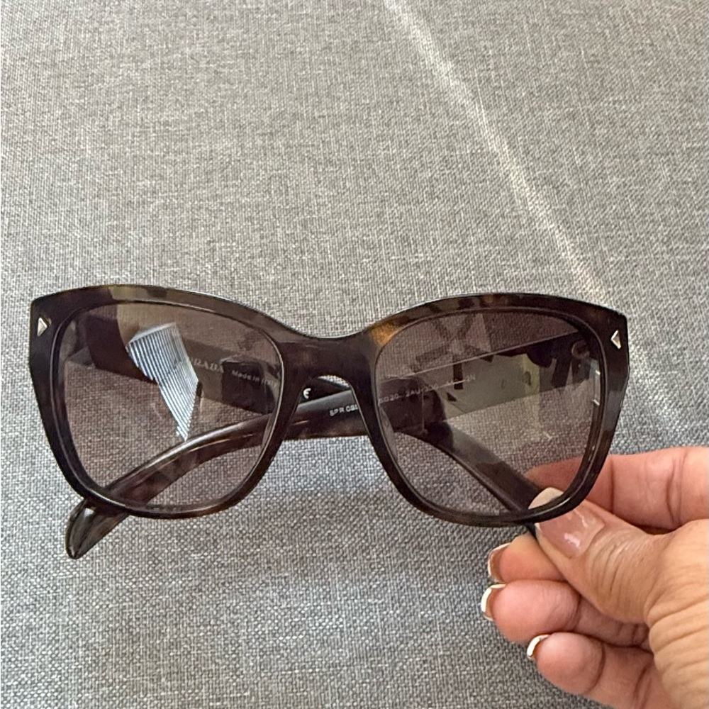 Stylish Tortoise Shell Sunglasses